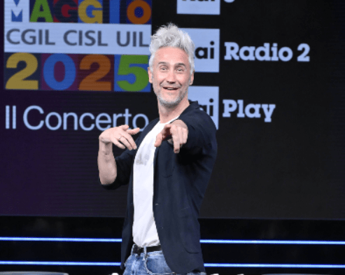 Chi è Vincenzo Schettini, il prof di fisica diventato star del web sul palco del Concertone del Primo Maggio Chi è Vincenzo Schettini, il prof di fisica diventato star del web sul palco del Concertone del Primo Maggio