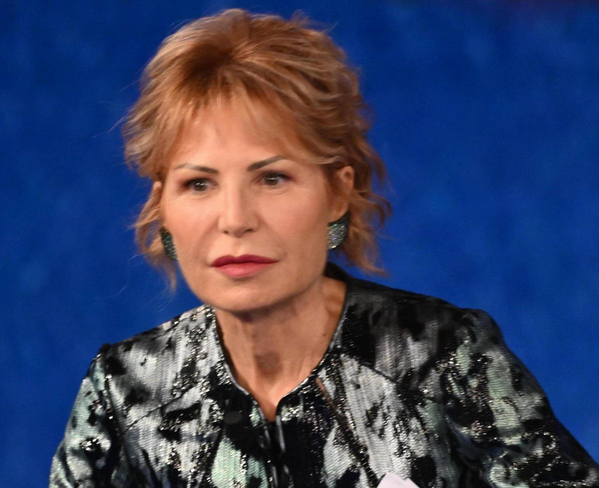 Lilli Gruber costretta a evacuare a Davos: diretta nella neve durante l Lilli Gruber costretta a evacuare a Davos: diretta nella neve durante l