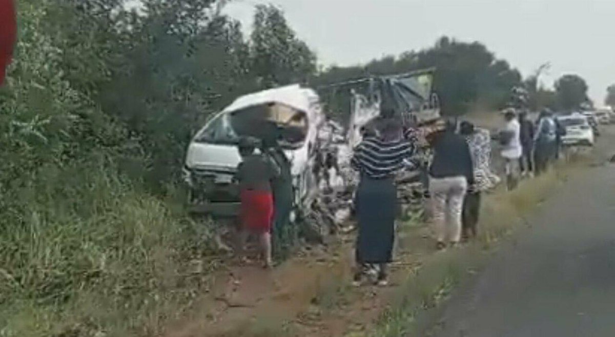 Sorpasso fatale in Sudafrica, scuolabus contro camion: muoiono 12 studenti