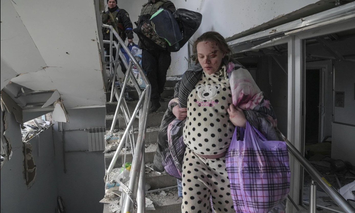 Ultime notizie Ucraina - Kiev, bombardato palazzo 9 piani - Ospedale Mariupol, morta donna incinta