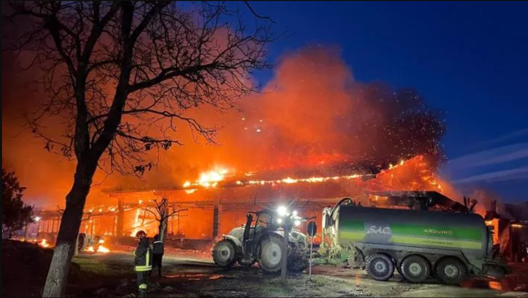Cuneo : incendio distrugge il caseificio Moris di Caraglio