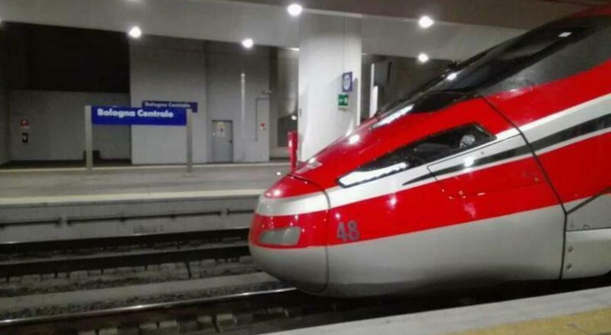 Treni bloccati a Bologna, cavi bruciati da un ordigno: indagini per sabotaggio e forti ritardi sulla rete