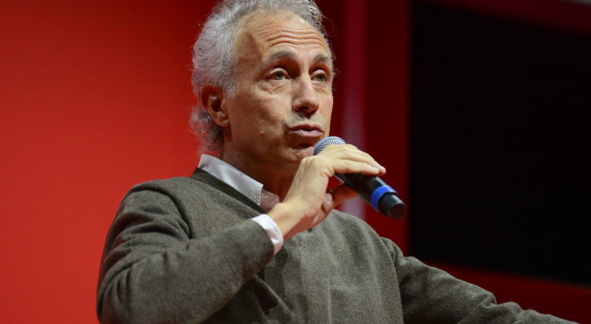 Marco Travaglio derubato a teatro mentre è sul palco: spariscono computer e tablet, portafoglio intatto
