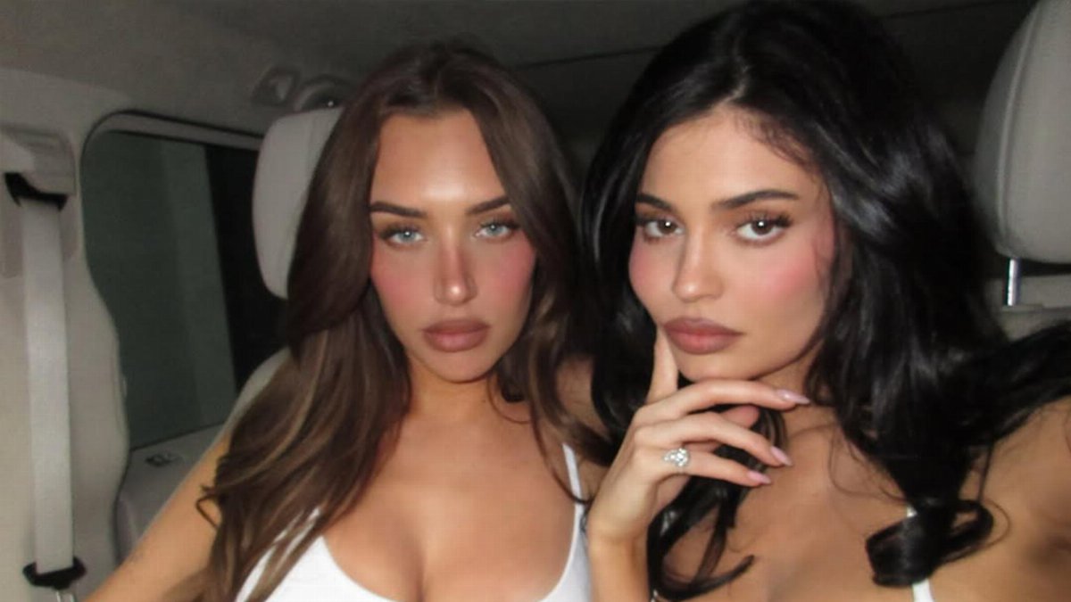 Kylie Jenner e Stassie Karanikolaou con sexy canotte bianche abbinate in auto