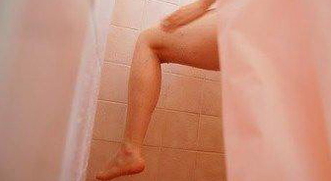 Telecamere nascoste in ufficio a Sesto San Giovanni, 150 video intimi nel server dello studio