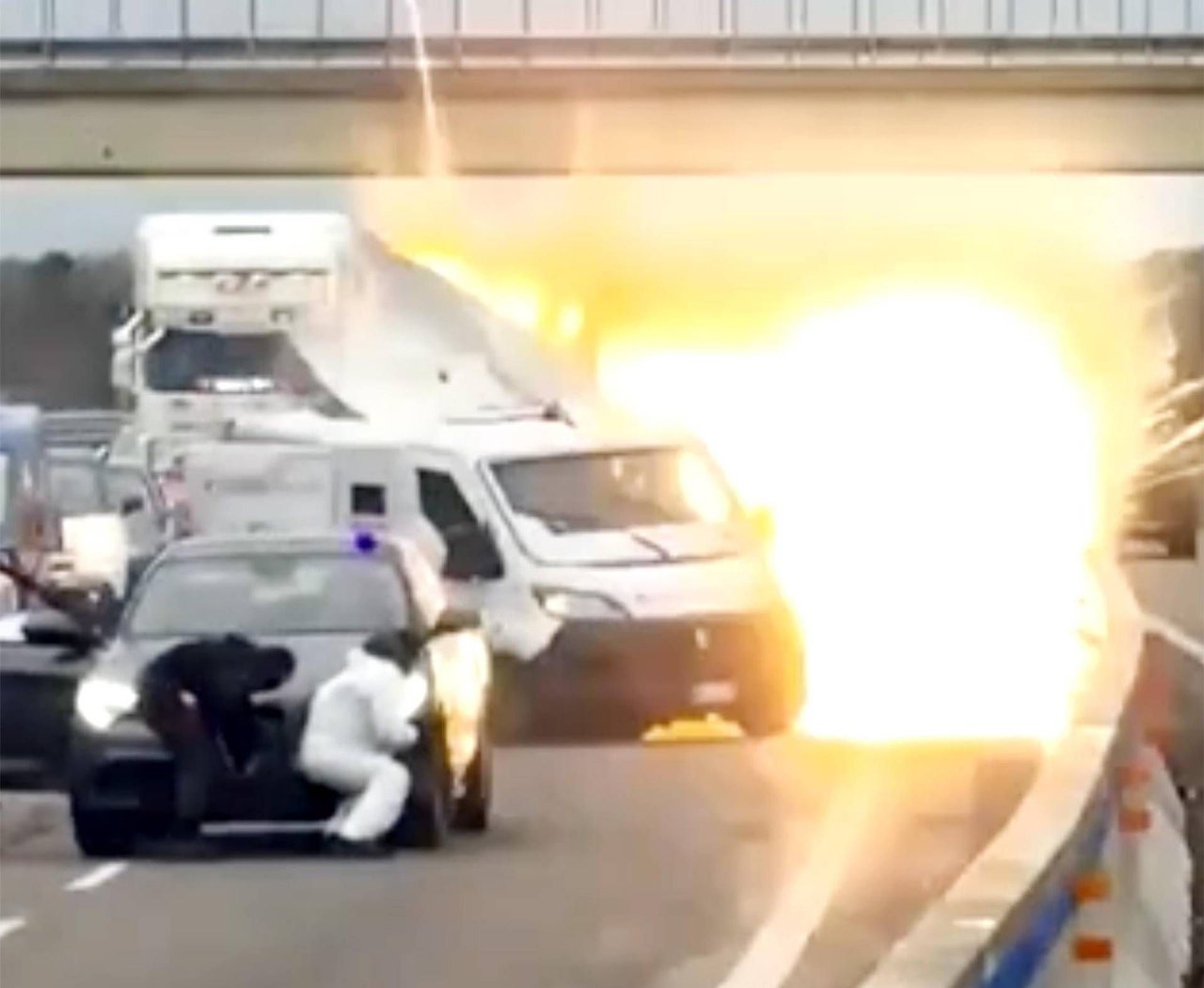 Assalto al portavalori tra Brindisi e Lecce, il video colpo ripreso dagli automobilisti