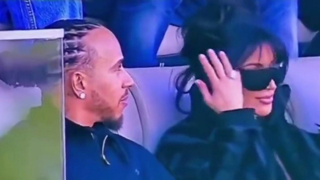 Kim Kardashian e Lewis Hamilton insieme al Super Bowl 2026: voci di flirt dagli spalti