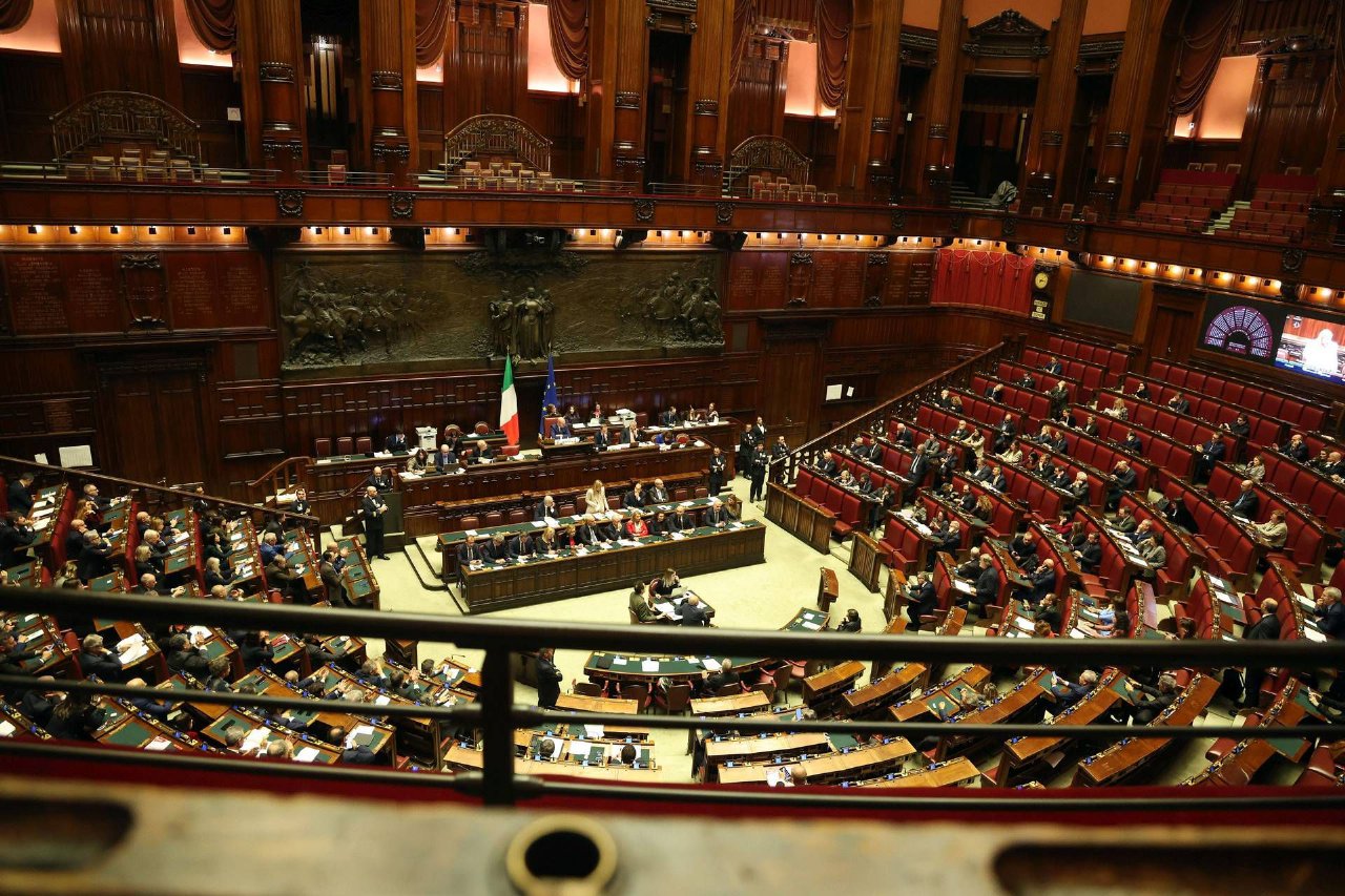 Decreto Ucraina verso la fiducia alla Camera, scontro sugli aiuti militari