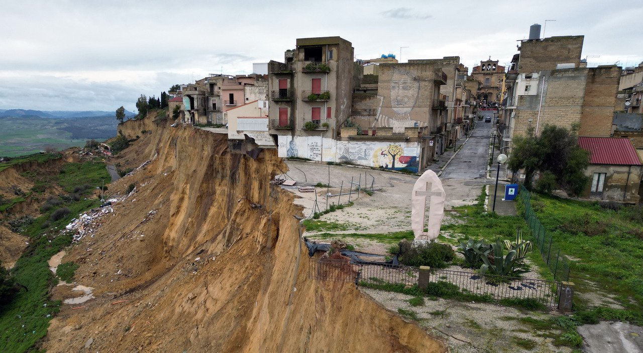 Niscemi, cade la croce simbolo della frana: recuperati beni nelle abitazioni evacuate