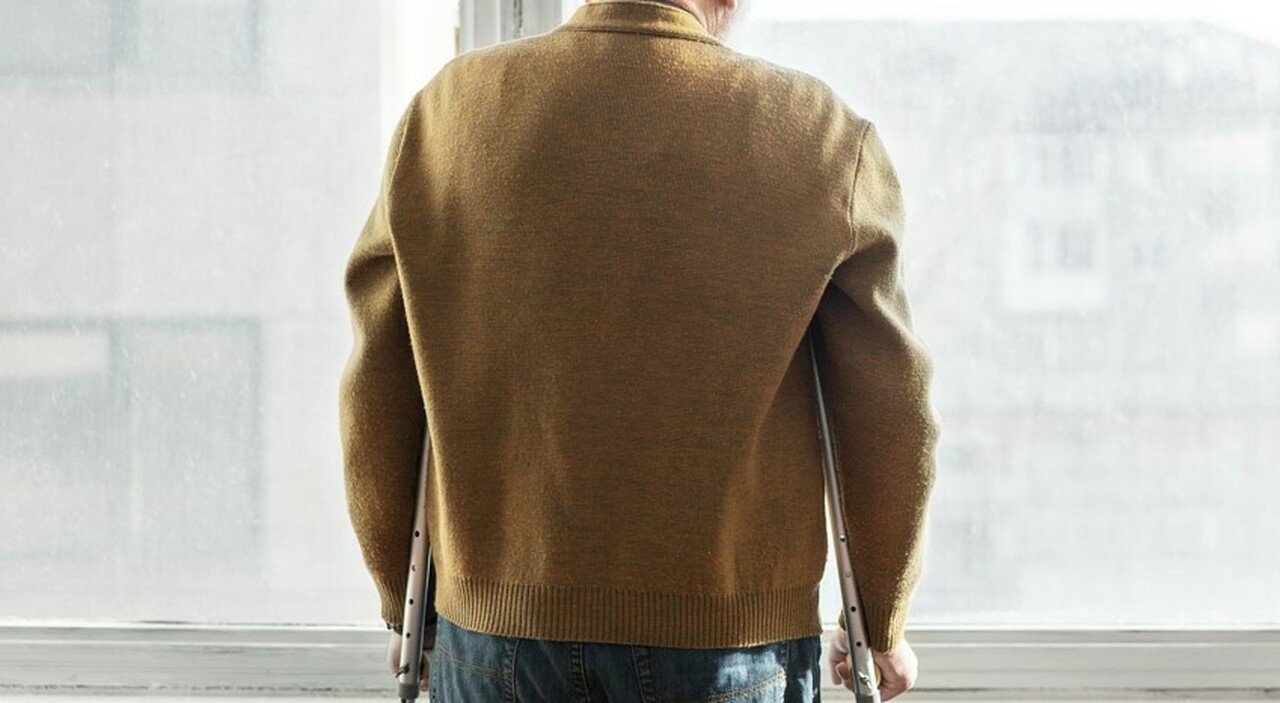 Raffica di pugni al nonno a Ferrara, l