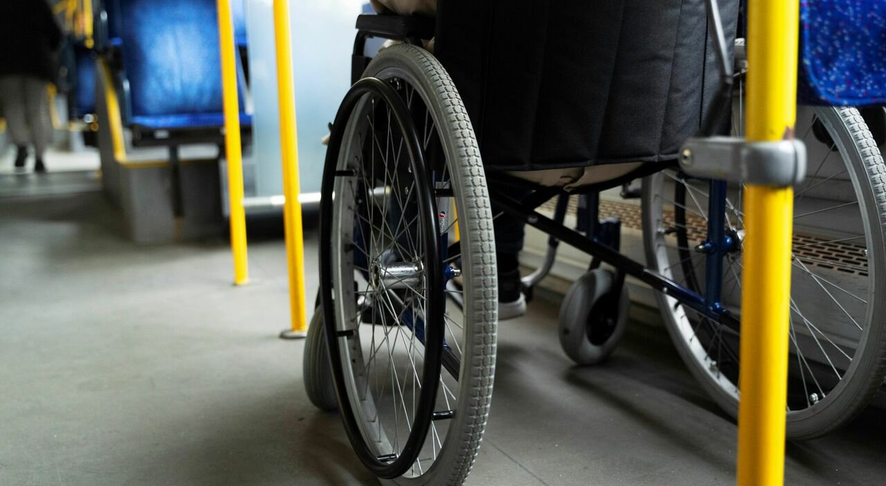 Studente disabile fatto scendere dal bus sotto la pioggia nel Vicentino: aveva l