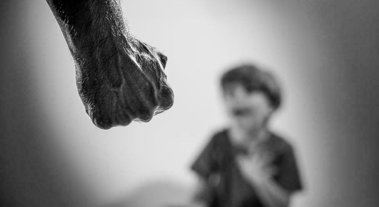 Francia, arrestato 79enne: 89 minorenni abusati in 55 anni e due omicidi confessati