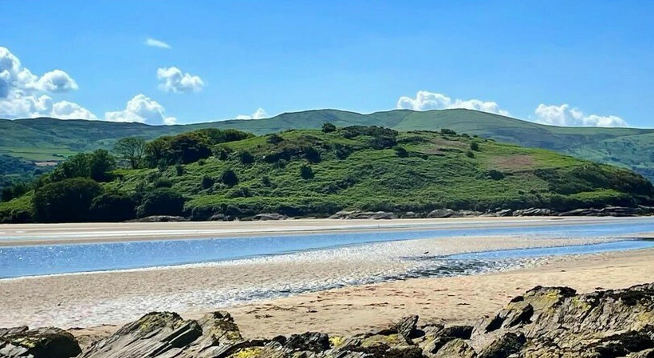 Isola gallese regalata dalla regina Anna in vendita: 7 ettari tra prati, insenature e una fattoria al prezzo di un appartamento