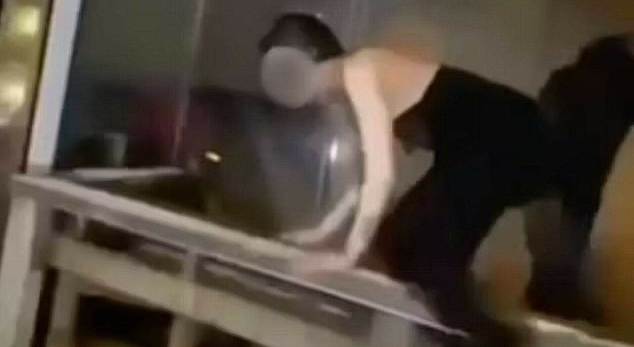 Crans-Montana, Mélanie racconta il salto dal Constellation e le ustioni: Sopravvivo, non vivo più