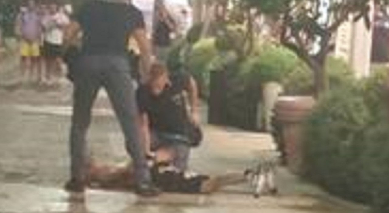 Paura a Olbia, uomo con forbici ferisce due persone e uccide un cane