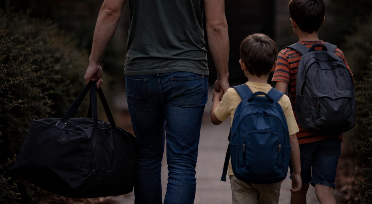 Padre fugge con i figli dopo l