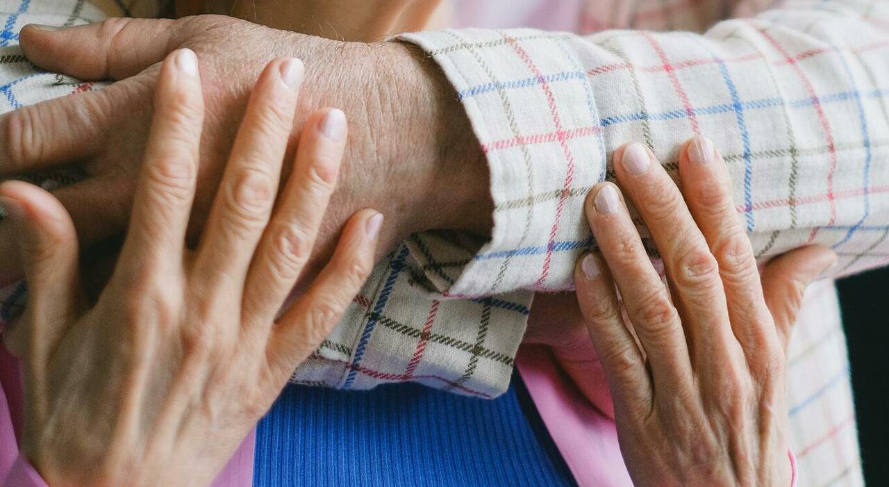 Amore in casa di riposo a Porthcawl, Pamela e Colin si fidanzano dopo quattro anni insieme
