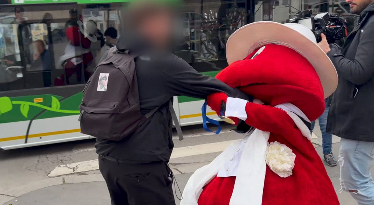 Striscia la notizia, il Gabibbo aggredito a Milano durante un servizio sugli evasori del metrò