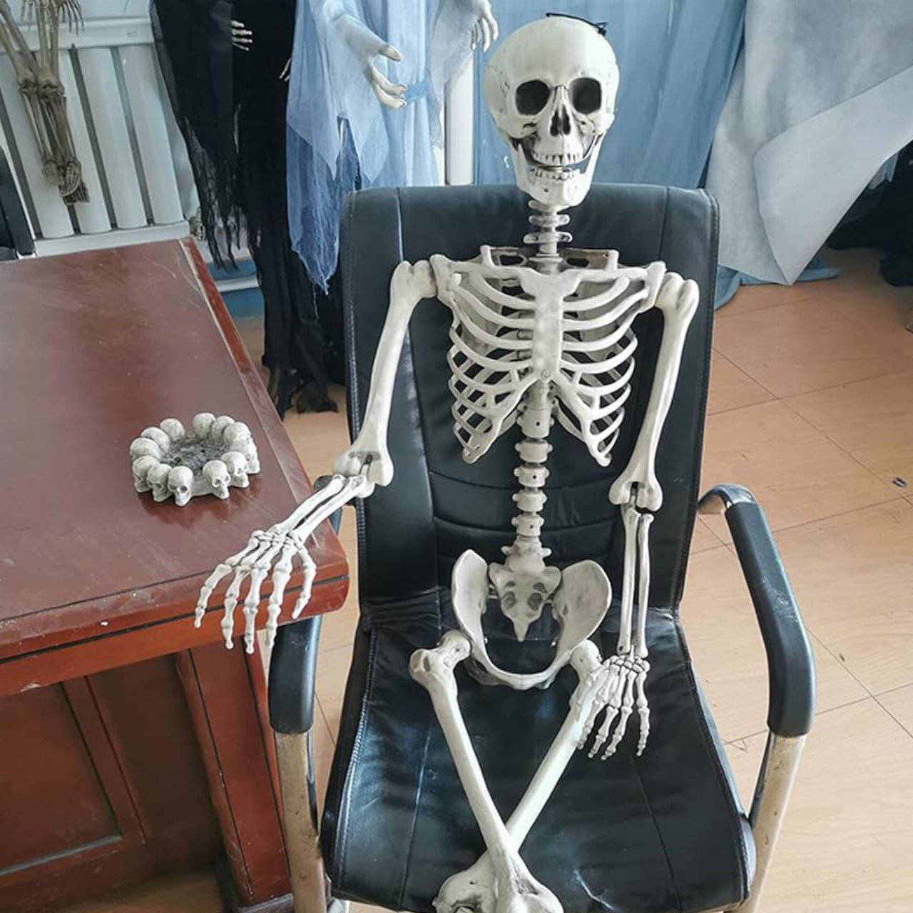 Foto con uno scheletro al cimitero di Uggiano La Chiesa, condannato operaio