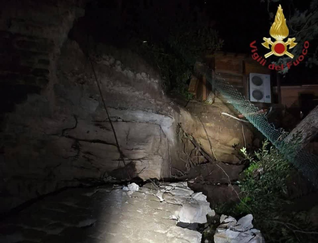 Crollo a Formello, muro travolge palazzina: un morto e due feriti