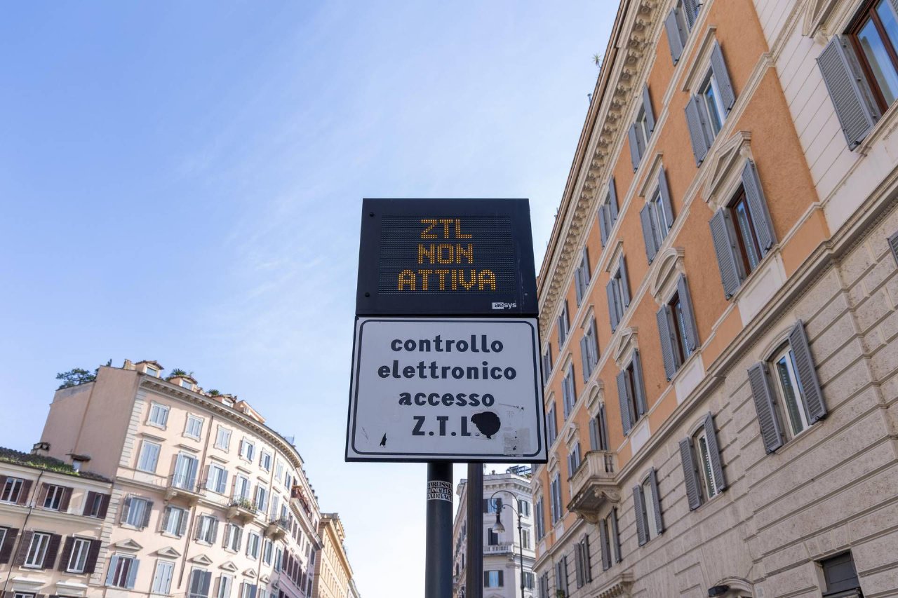 Roma, nuove regole per Ztl e parcheggi: mille euro per elettriche e stop ai vantaggi per ibride Roma, nuove regole per Ztl e parcheggi: mille euro per elettriche e stop ai vantaggi per ibride