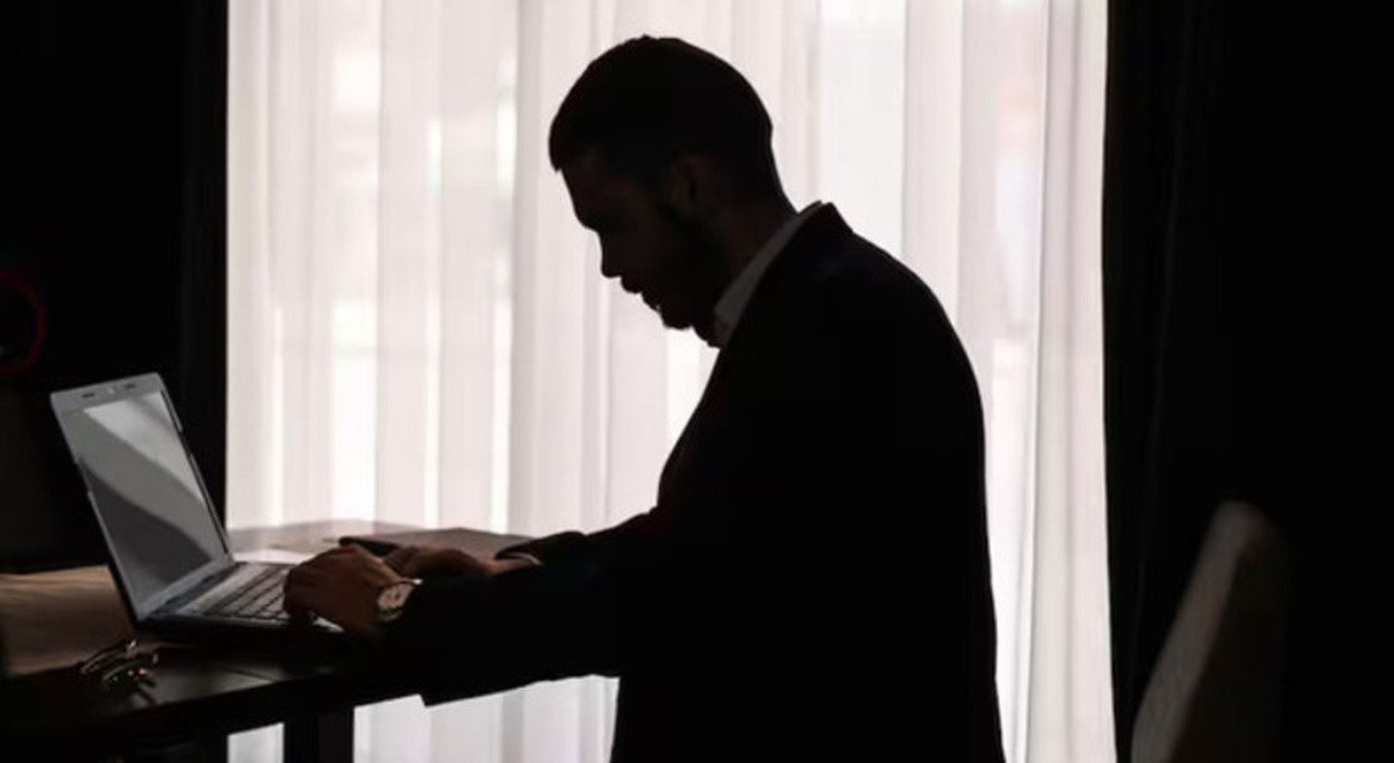 Truffa investimenti con IA, donna raggirata da falso promotore nel livornese Truffa investimenti con IA, donna raggirata da falso promotore nel livornese