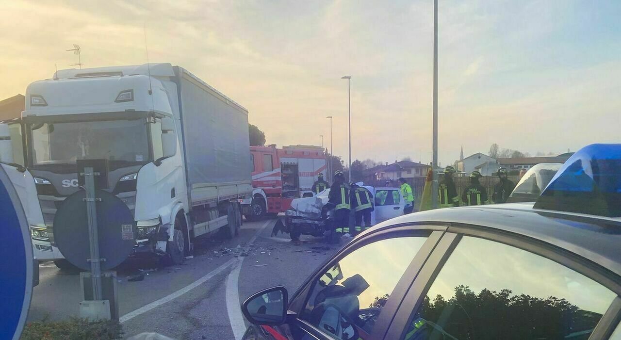 Incidente a San Polo di Piave, scontro tra auto e camion: morta una donna Incidente a San Polo di Piave, scontro tra auto e camion: morta una donna