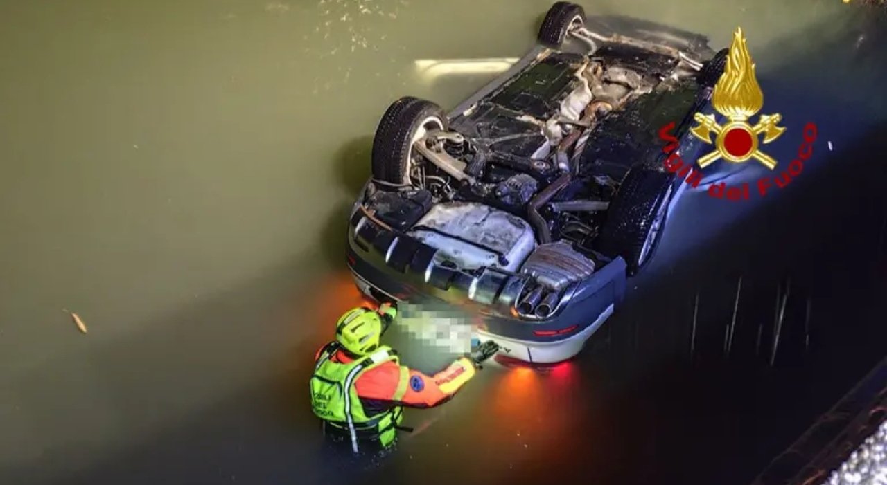 Auto finisce in un fosso a Massarosa, morto un 27enne Auto finisce in un fosso a Massarosa, morto un 27enne