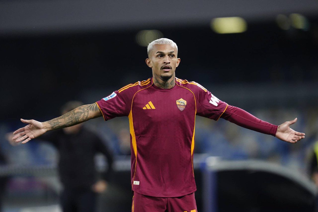 Rigore in Napoli Roma, fallo di Rrahmani su Wesley e decisione confermata dal Var