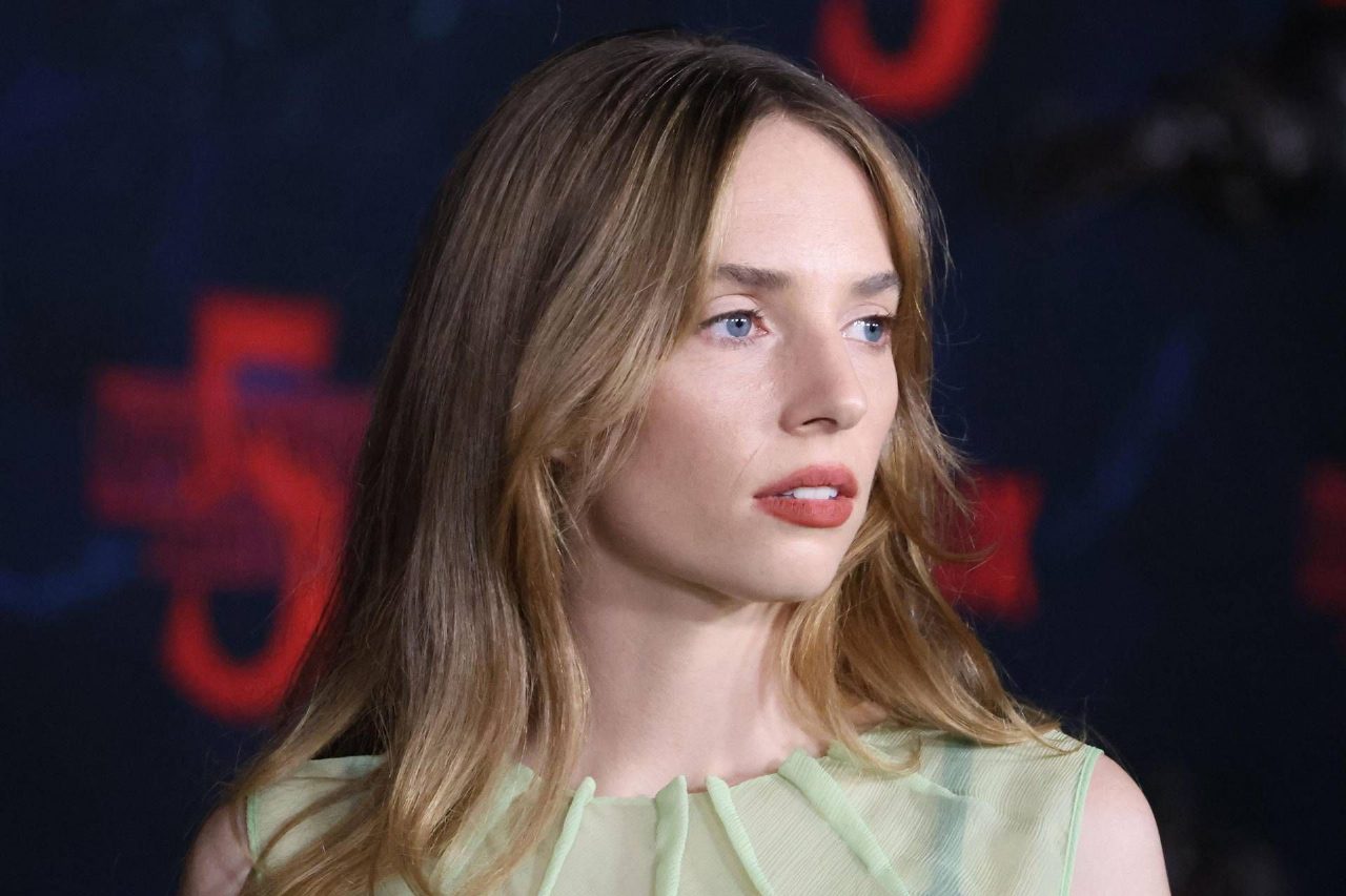 Maya Hawke si sposa a New York, presenti i protagonisti di Stranger Things: Il Video Maya Hawke si sposa a New York, presenti i protagonisti di Stranger Things: Il Video