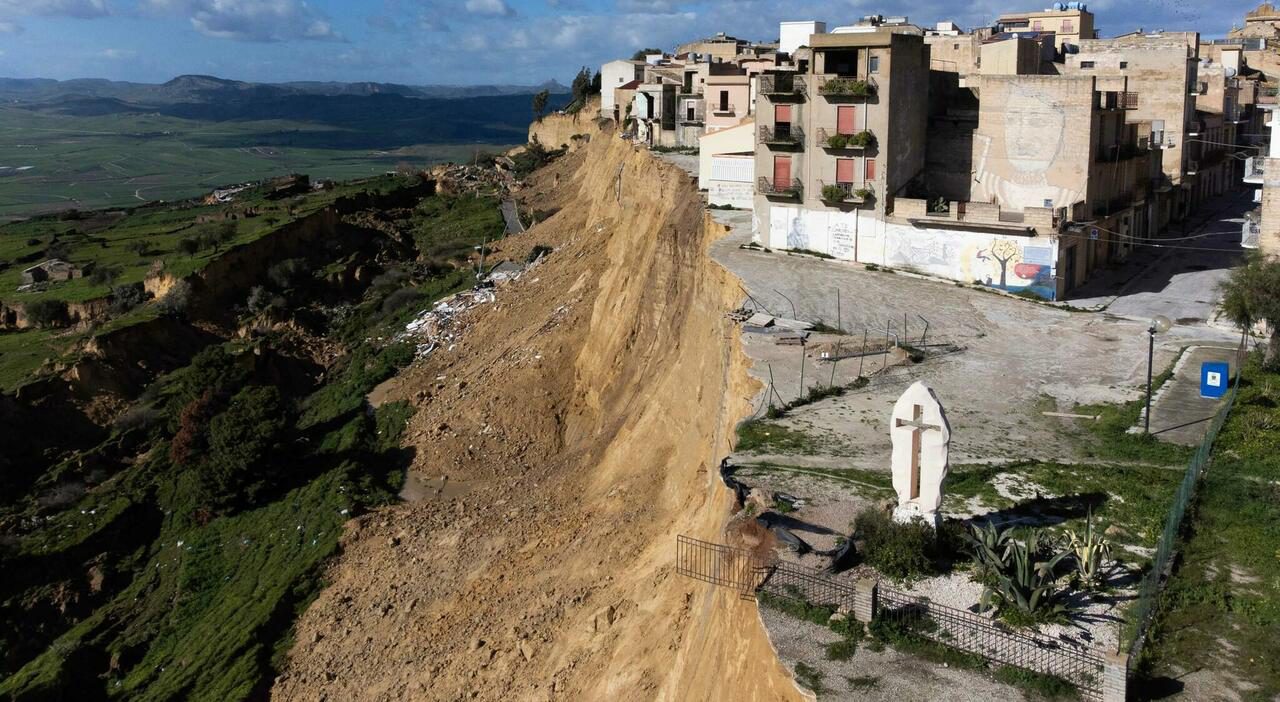 Frana a Niscemi, attesa per la zona rossa e le case da evacuare Frana a Niscemi, attesa per la zona rossa e le case da evacuare