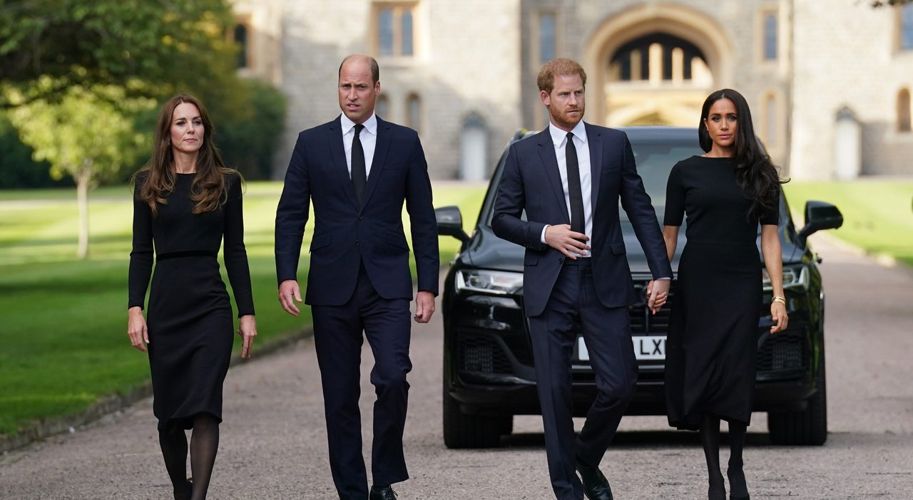 Harry e Meghan, la reazione di William e Kate alla rottura con la famiglia reale Harry e Meghan, la reazione di William e Kate alla rottura con la famiglia reale