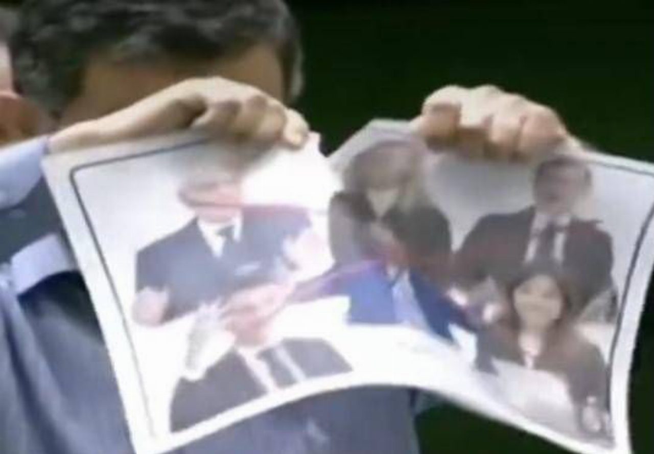 Iran, deputato strappa foto di Mattarella e leader europei: Tajani convoca l