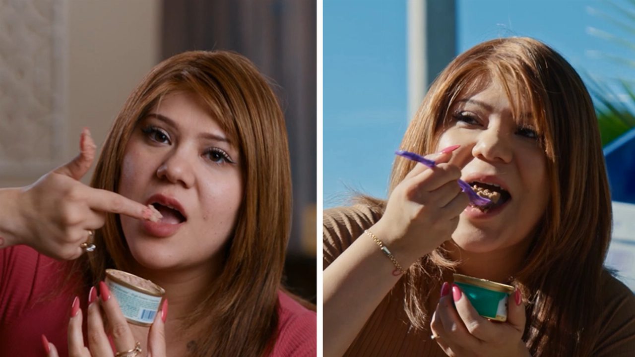 Donna mangia cibo per gatti da vent