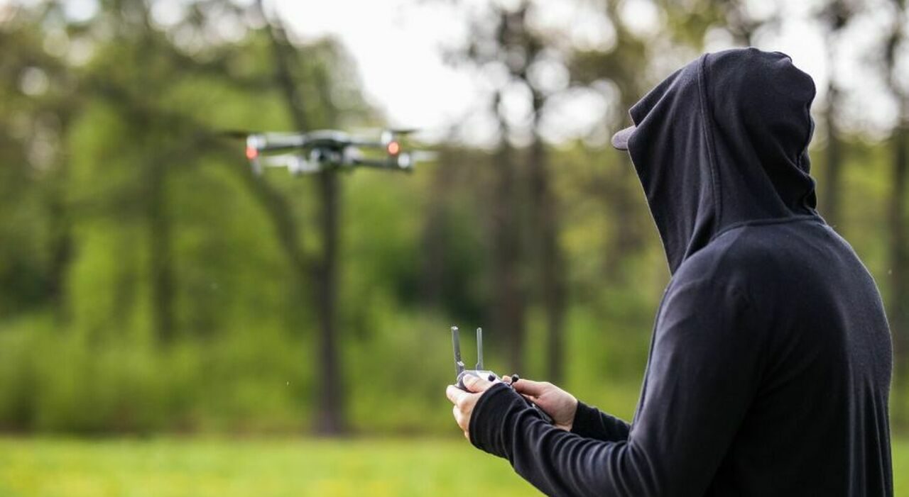 Napoli, spia la ex con un drone ma si schianta contro la finestra e viene arrestato