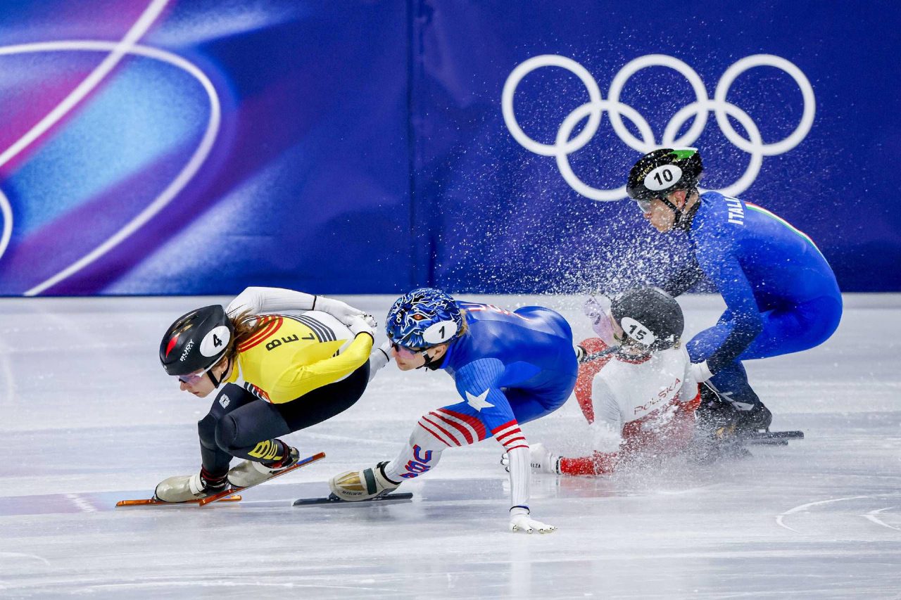 Milano Cortina, caduta nel short track: video Sellier ferita al volto, Fontana riparte e vola in finale