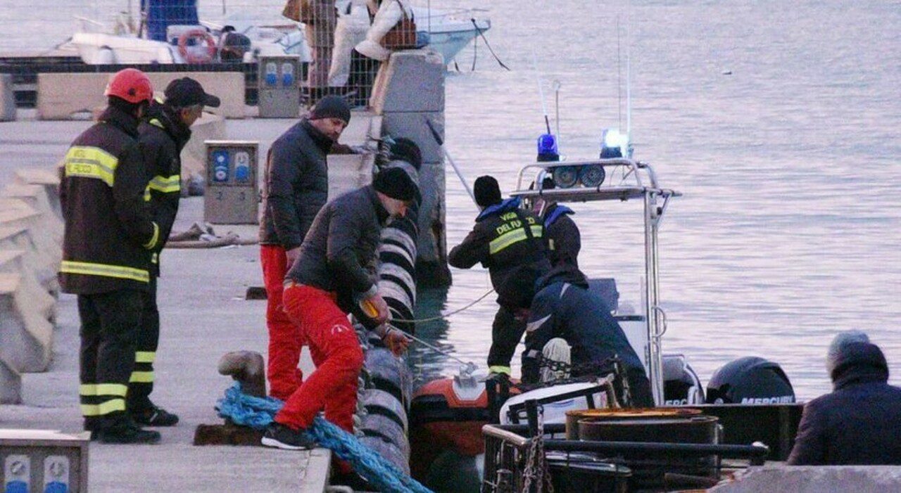 Riccardo Merkuri picchia la madre e si getta in mare a Civitanova