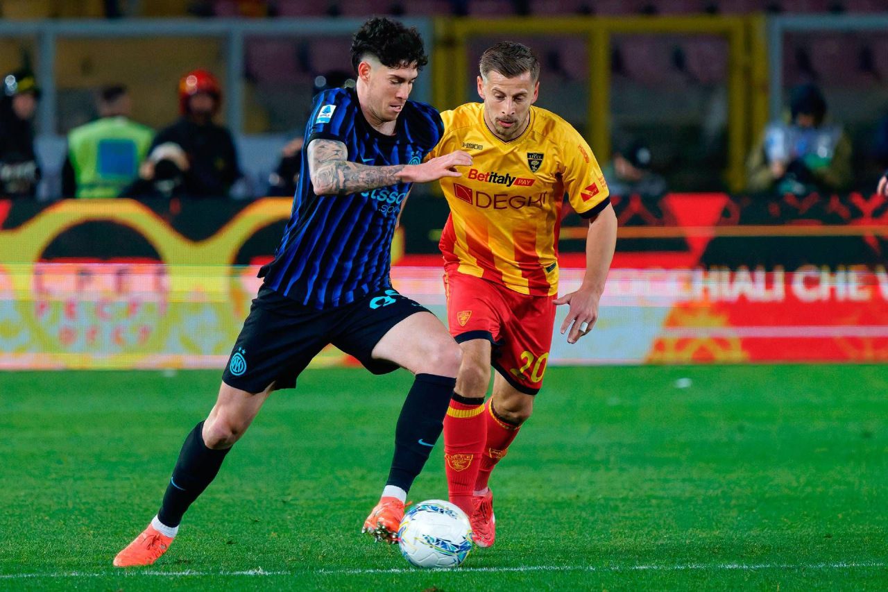 Bastoni fischiato a Lecce dopo il caso Kalulu in Juventus-Inter