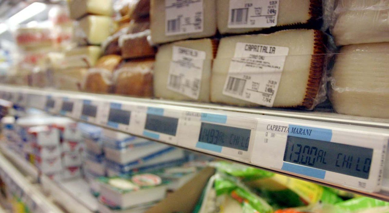 Padova, anziano sorpreso a mangiare le punte dei formaggi al supermercato