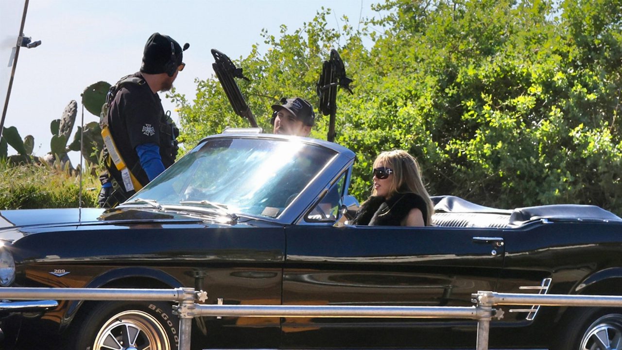 Miley Cyrus torna a Hannah Montana per uno speciale girato a Malibu