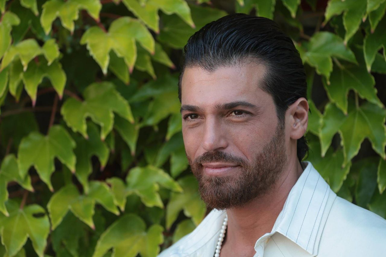 Can Yaman a Sanremo sceglie un hotel riservato e richieste essenziali