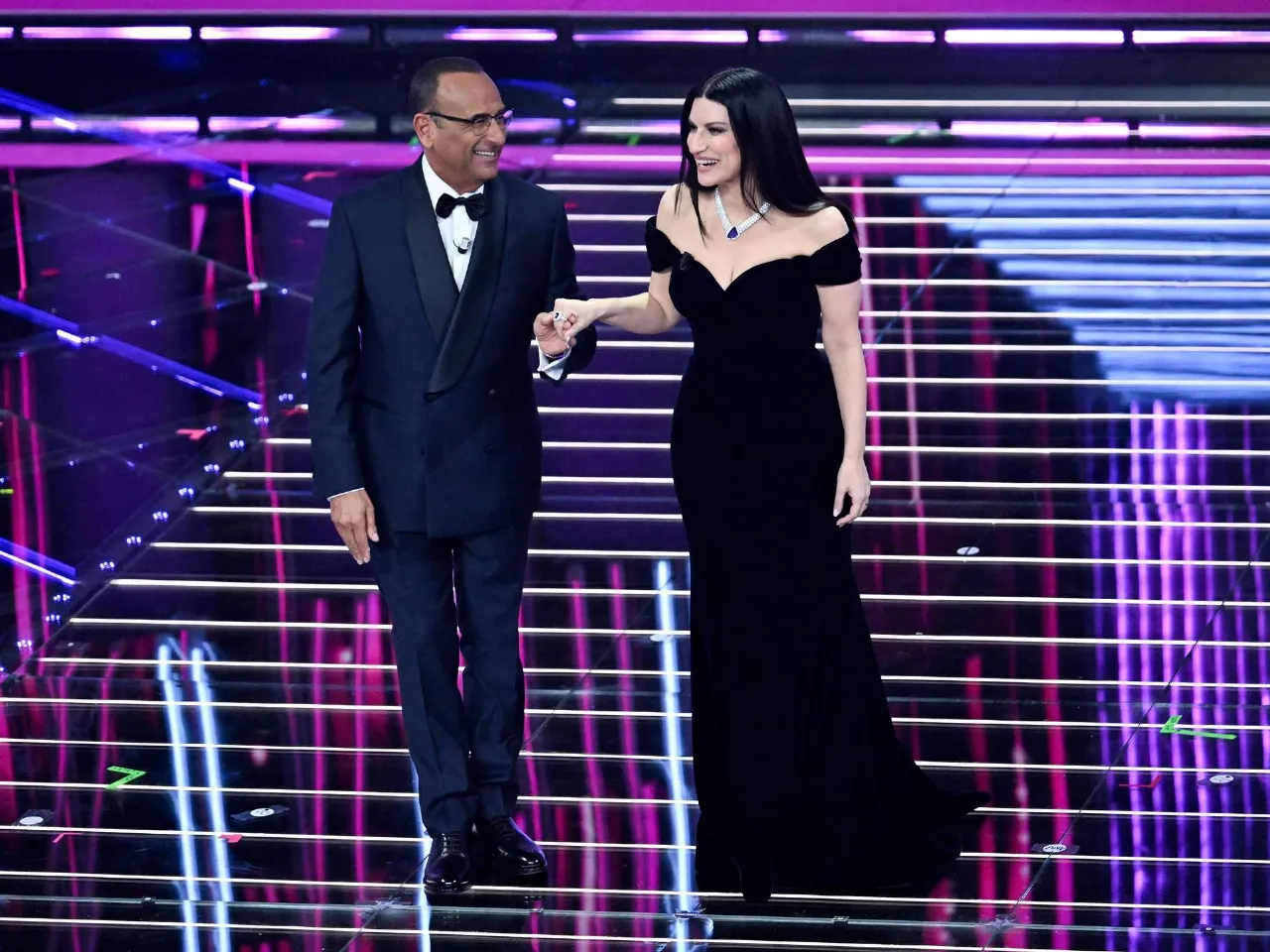 Sanremo 2026, Laura Pausini inciampa sulle parole e Can Yaman scherza sulla Z