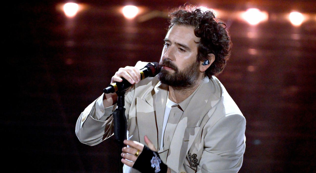Sanremo 2026, Tommaso Paradiso con la mano fasciata dopo un incidente in casa Sanremo 2026, Tommaso Paradiso con la mano fasciata dopo un incidente in casa