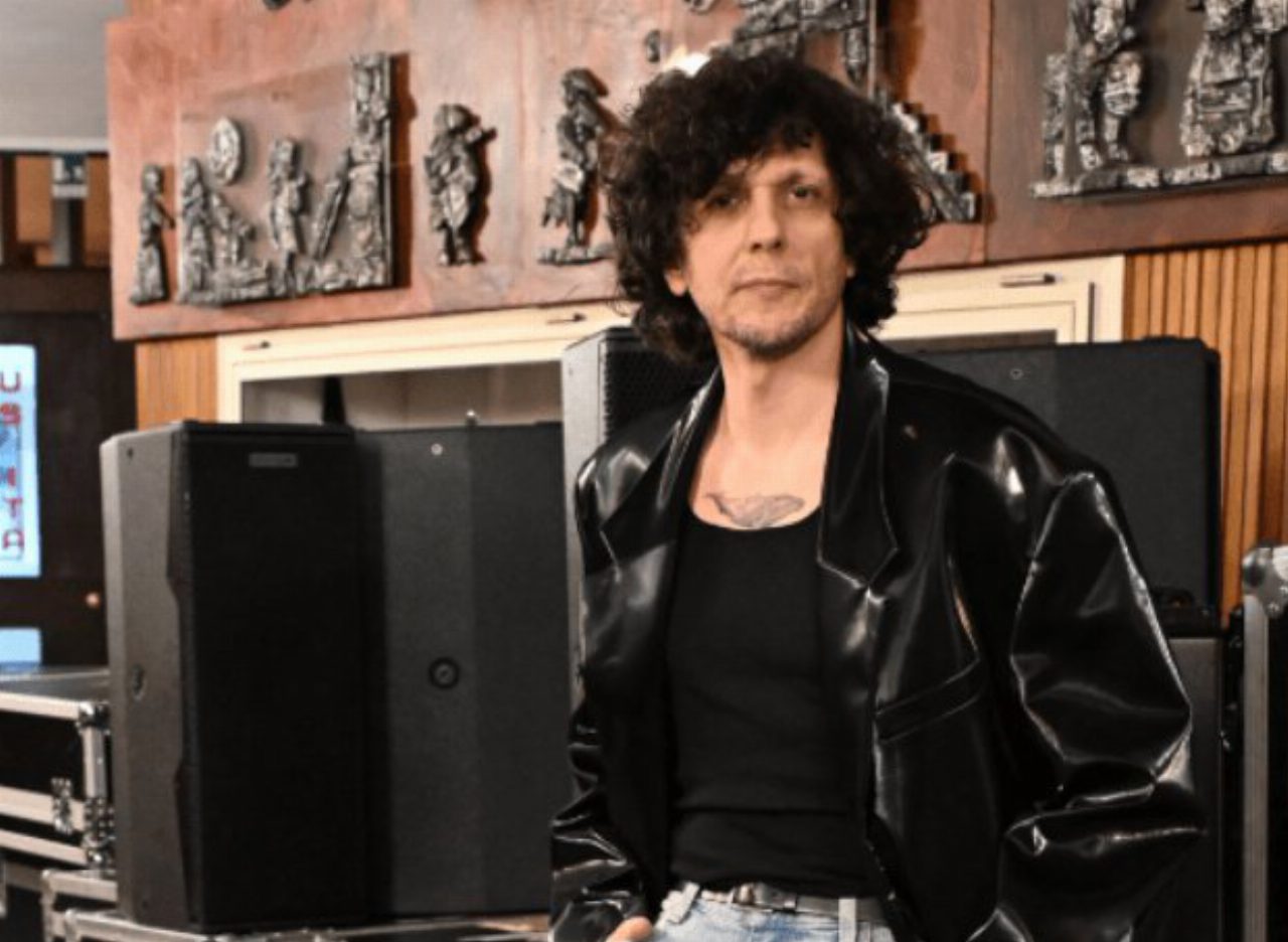 Sanremo 2026, chi è Ermal Meta tra carriera, famiglia e il caso della quasi squalifica Sanremo 2026, chi è Ermal Meta tra carriera, famiglia e il caso della quasi squalifica