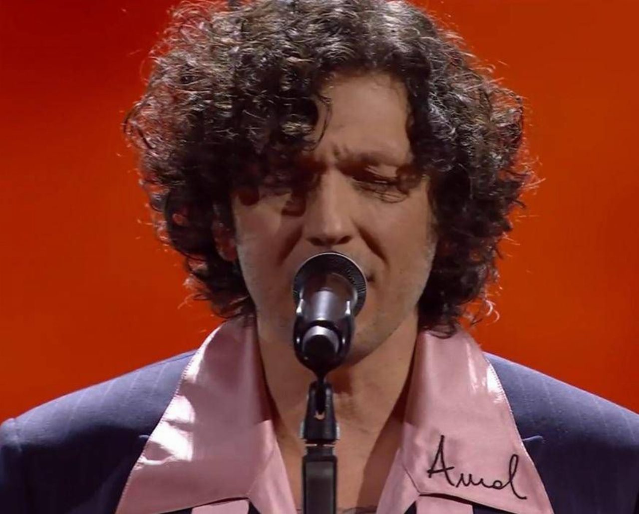 Sanremo, Ermal Meta e il nome ricamato per Amal Sanremo, Ermal Meta e il nome ricamato per Amal