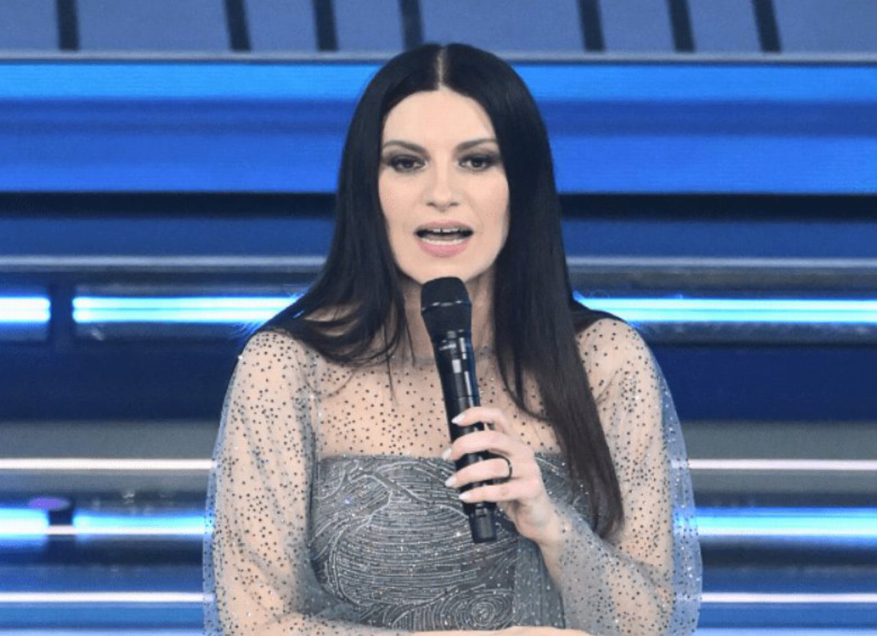 Sanremo 2026, gaffe di Laura Pausini con il microfono sul palco