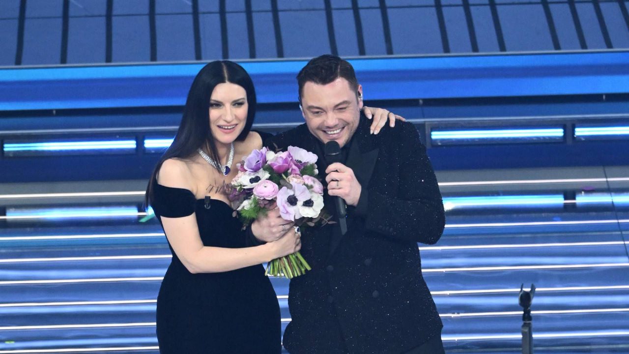 Sanremo, Tiziano Ferro lancia la sfida a Laura Pausini per il prossimo anno