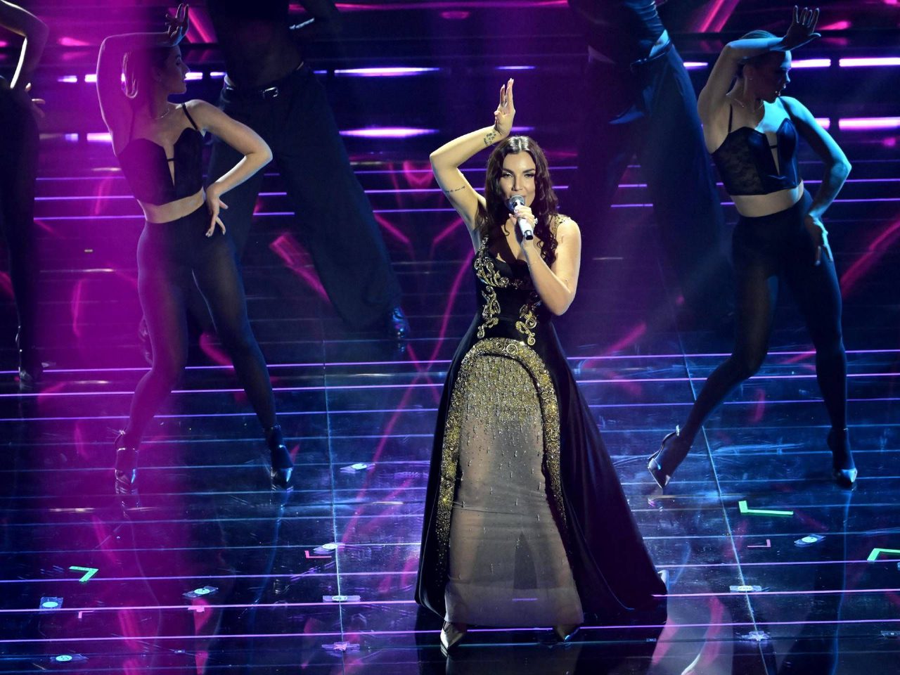 Elettra Lamborghini protesta a Sanremo per la musica alta sotto l Elettra Lamborghini protesta a Sanremo per la musica alta sotto l