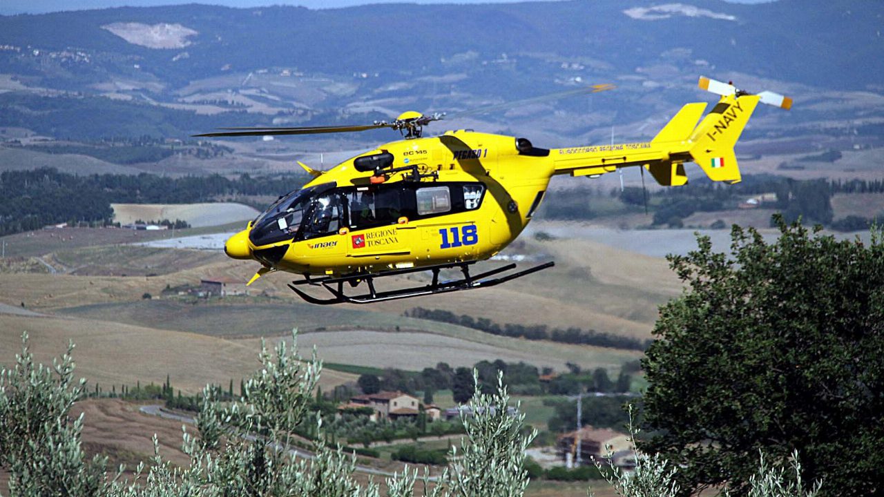 Camion militare si ribalta sull