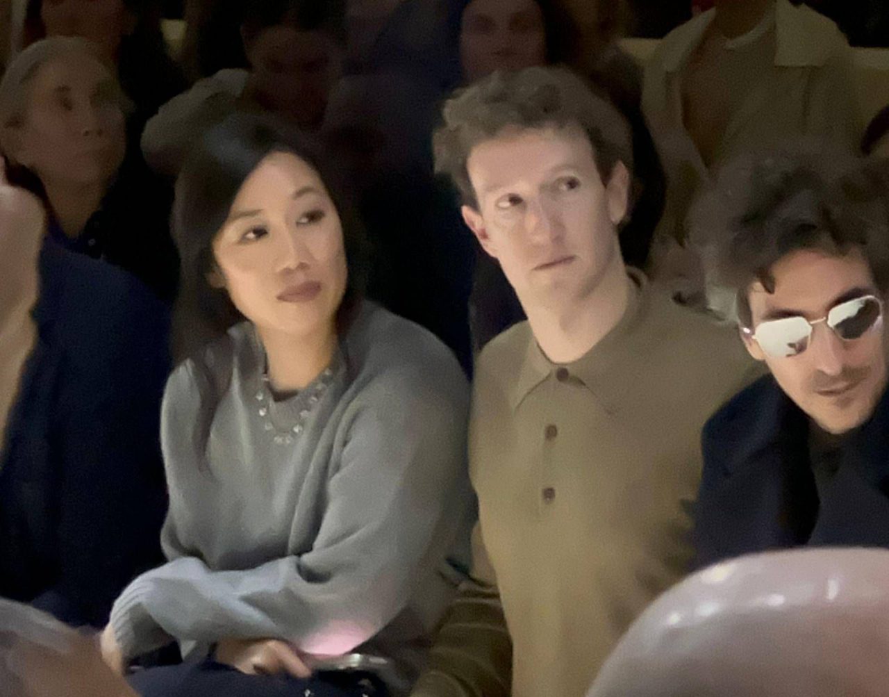 Zuckerberg alla sfilata Prada a Milano riaccende le voci sugli occhiali Ai Zuckerberg alla sfilata Prada a Milano riaccende le voci sugli occhiali Ai